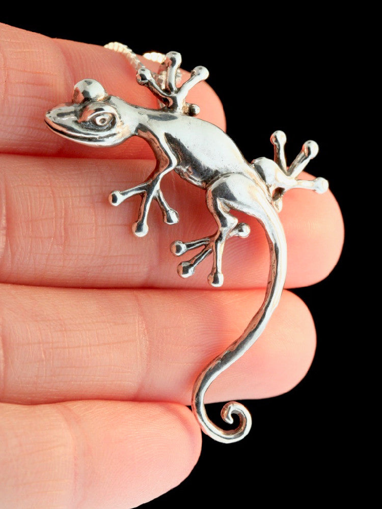 Curious Gecko Pendant in Silver