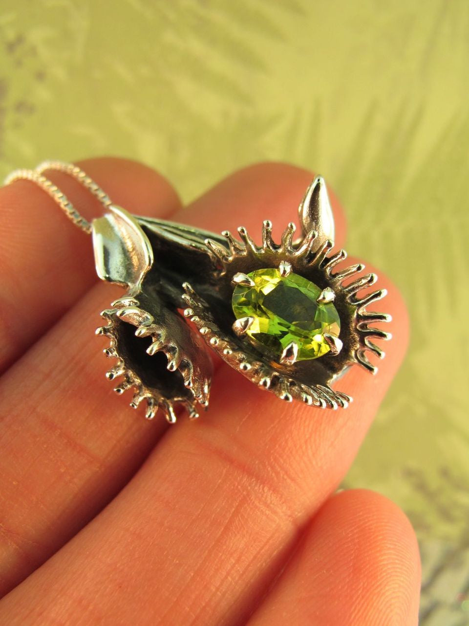 Flytrap Pendant with Peridot