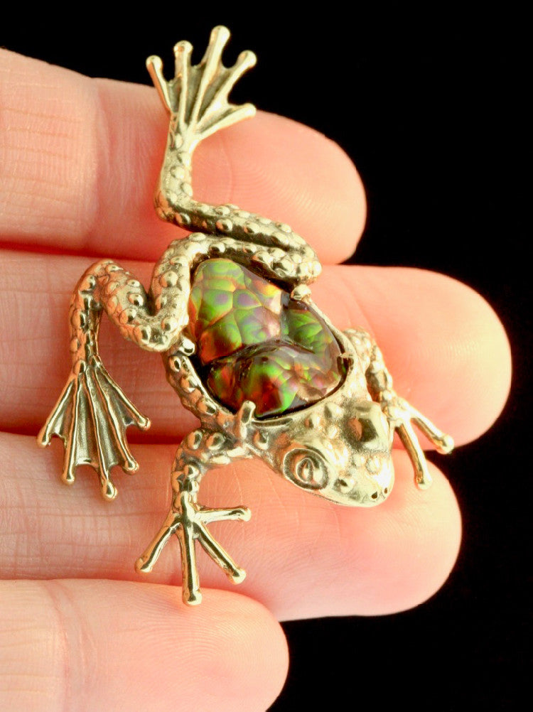 Harlequin Tree Frog Pendant in 18K Gold