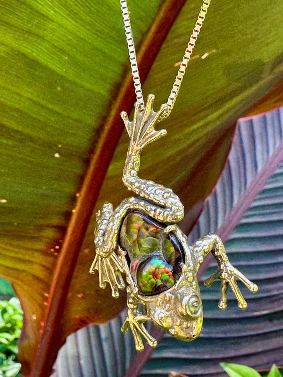 Harlequin Tree Frog Pendant in 18K Gold