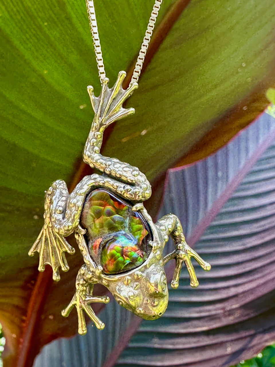 Harlequin Tree Frog Pendant in 18K Gold