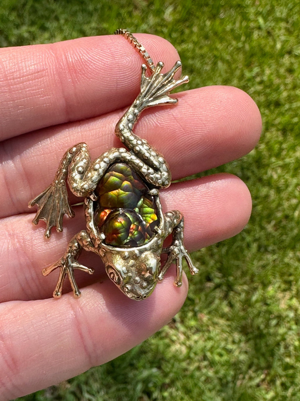 Harlequin Tree Frog Pendant in 18K Gold