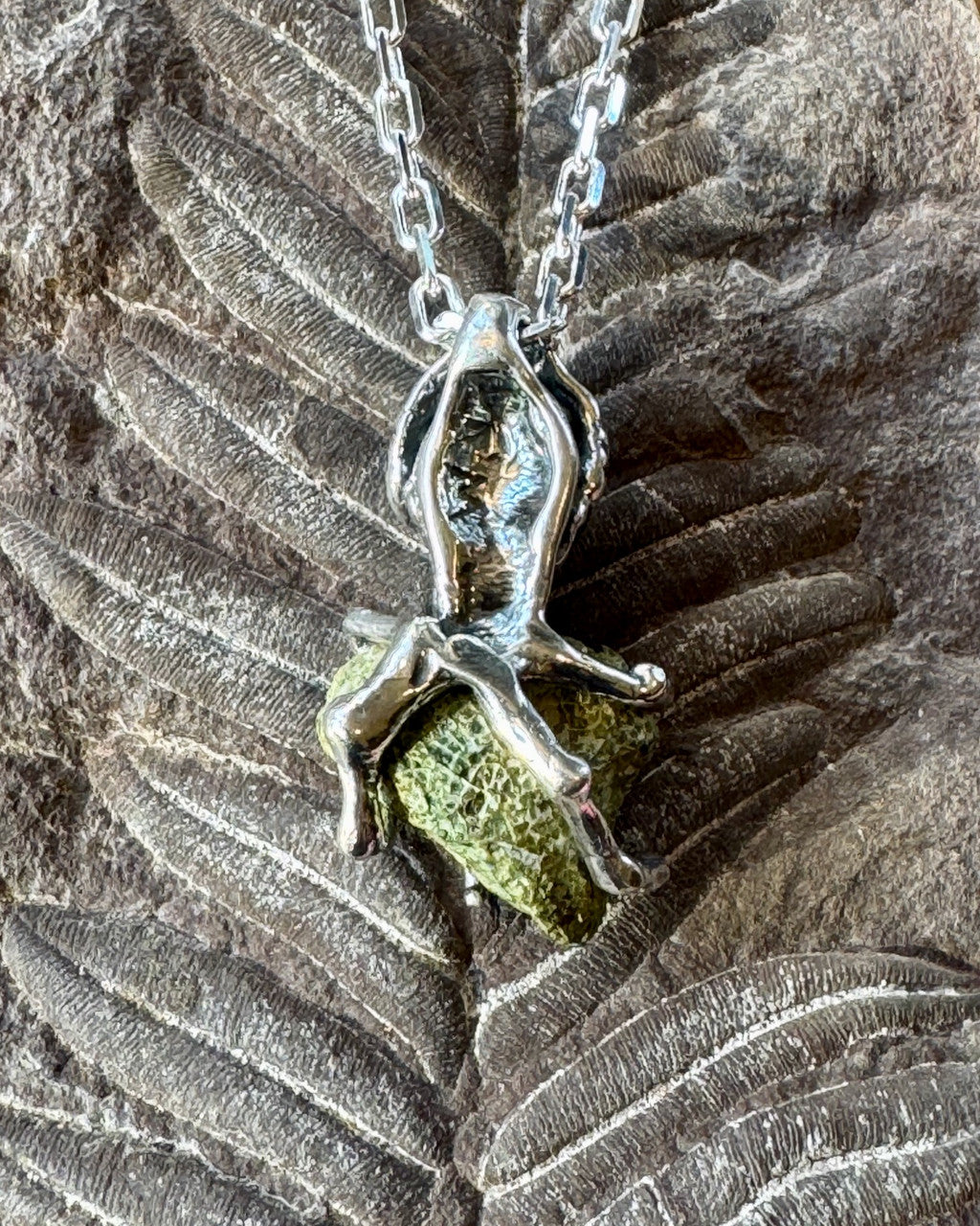 Raven Skull with Geode Treasure - Silver