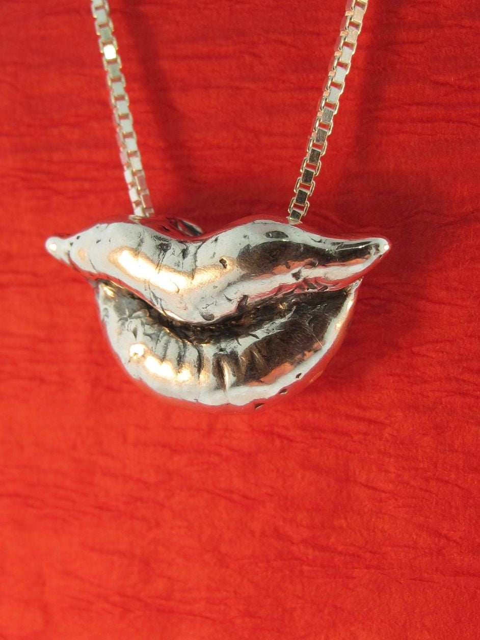 Kiss Charm - Sterling Silver